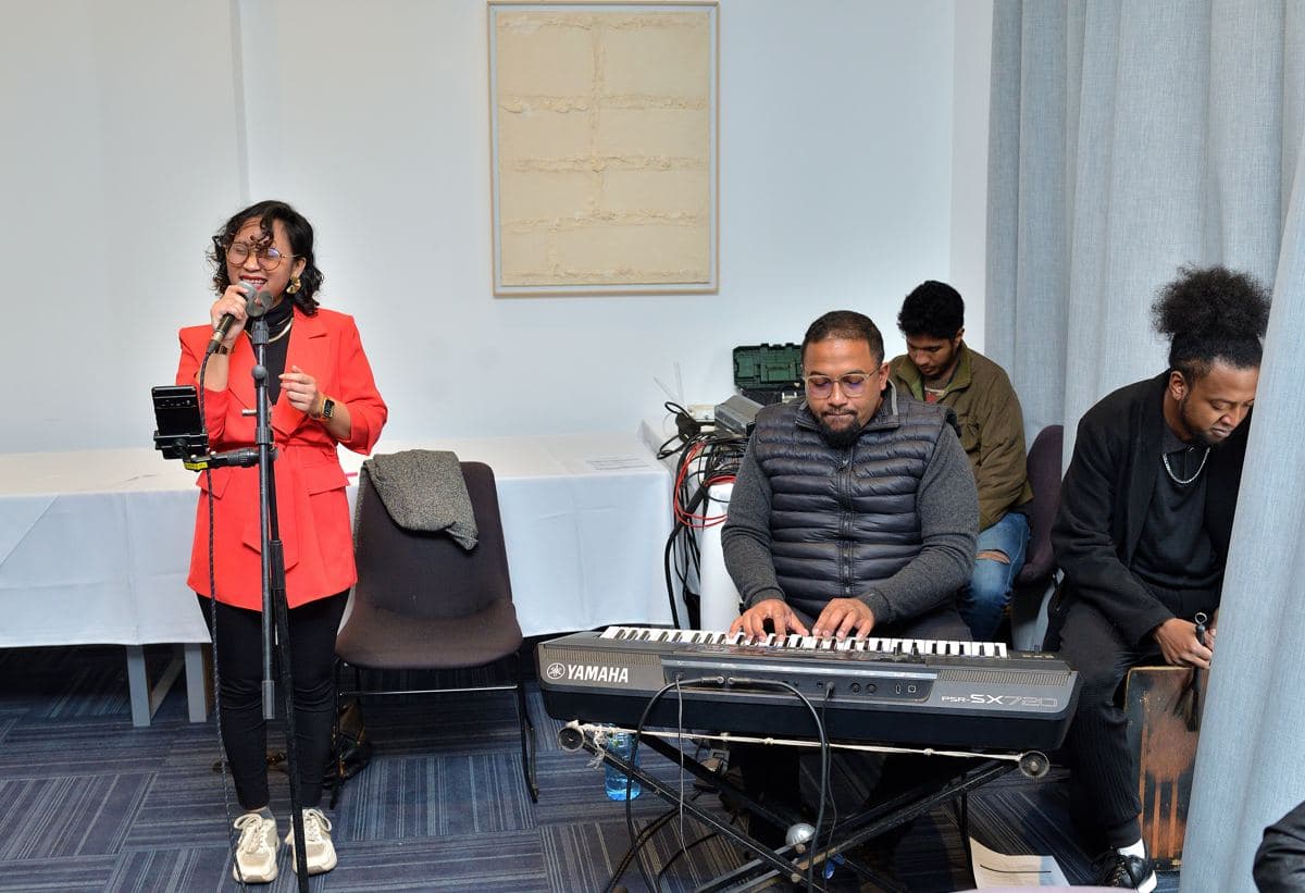 Musiciens et chanteuse lors d’une soirée CanCham